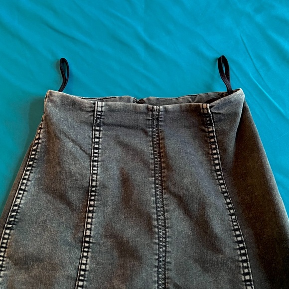 Free People Jean Skirt Size 4. Grey distressed denim. Stretchy and comfortable! - Picture 12 of 16
